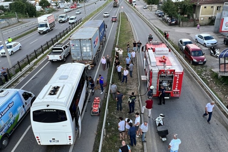 D&uuml;zce'de minib&uuml;s, tıra &ccedil;arptı