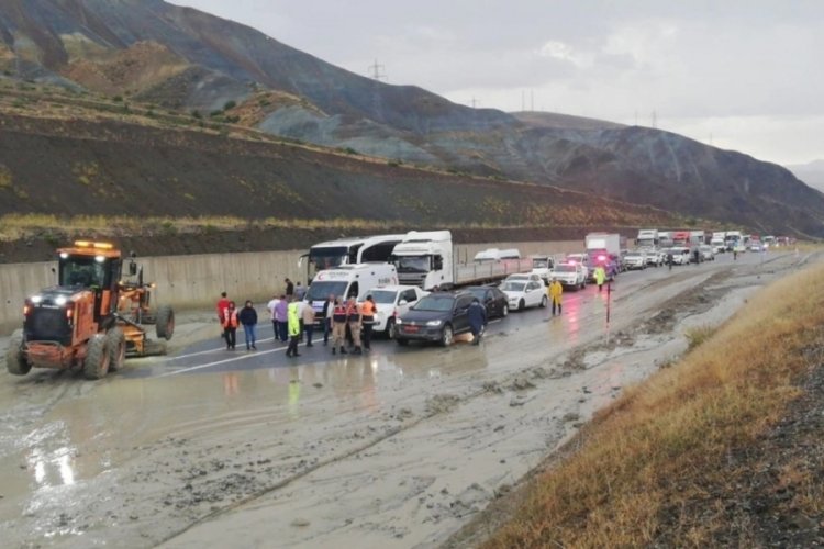 Erzincan-Sivas karayolunda heyelan meydana geldi!