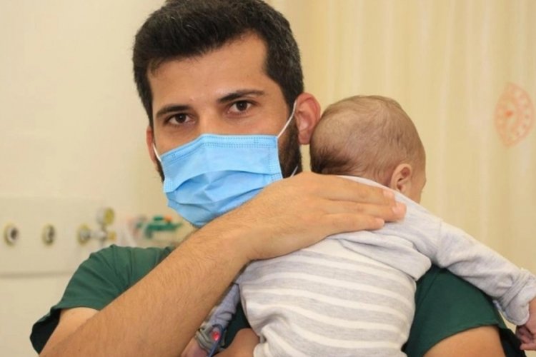 Manisa'da eşini bı&ccedil;aklayan zanlı, ka&ccedil;ırdığı bebeğini de hastaneye bırakıp ortadan kayboldu