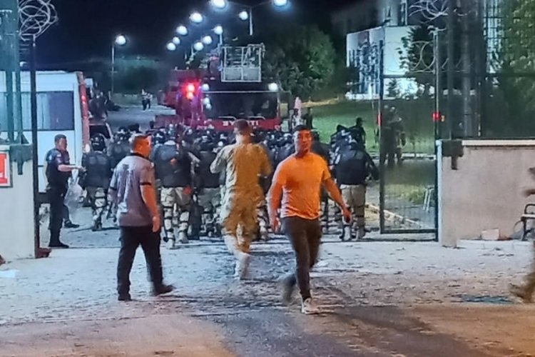 Kayseri'de &uuml;lkelerine g&ouml;nderilmek istemeyen sığınmacılar yangın &ccedil;ıkardı