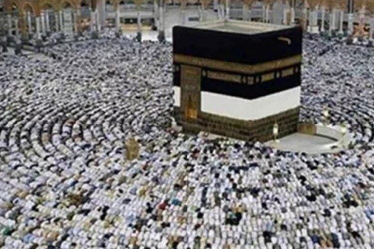 Mekke y&uuml;zlerce kişi yağmur altında tavaf etti