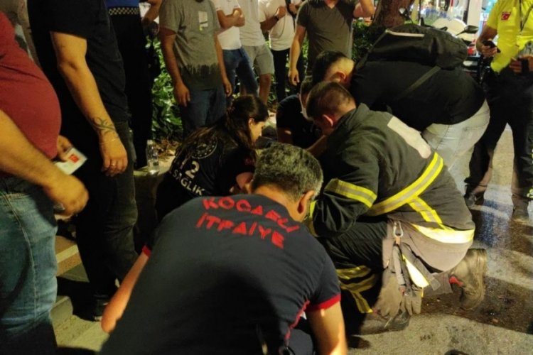 Kocaeli'de aniden otomobilin &ouml;n&uuml;ne &ccedil;ıkan motosiklet s&uuml;r&uuml;c&uuml;s&uuml; yaralandı