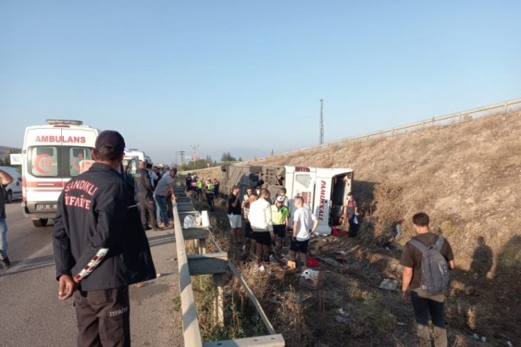 Yolcu otob&uuml;s&uuml; şarampole devrildi: 1 &ouml;l&uuml;, 38 yaralı