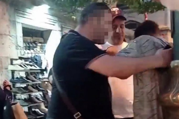 İstanbul'da bir adam kağıt toplayıcısı genci d&ouml;vd&uuml;