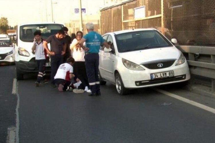 İstanbul'da bir adam direksiyon başında rahatsızlandı: Bariyerlere &ccedil;arptı