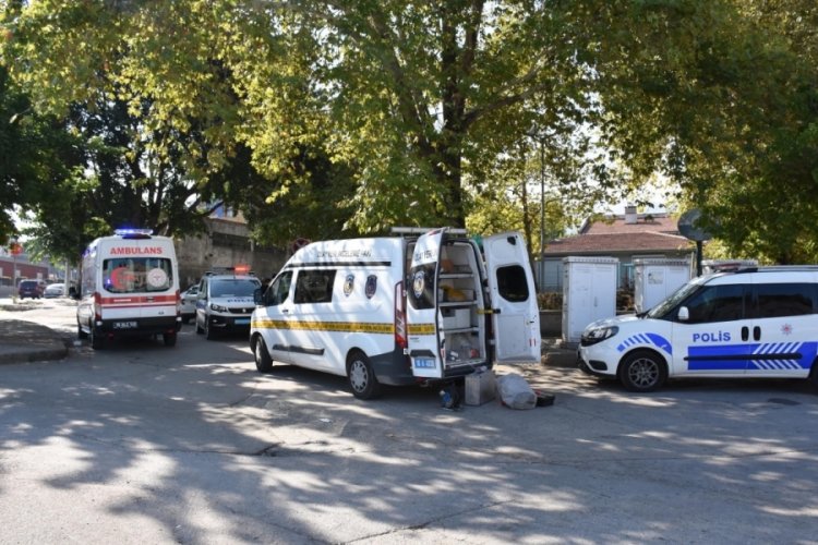 Bursa'da parkın kaldırımında erkek cesedi bulundu