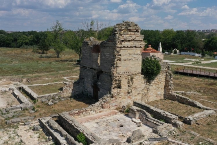 Edirne Yeni Sarayı kazısında cihann&uuml;ma mescidine ulaşıldı