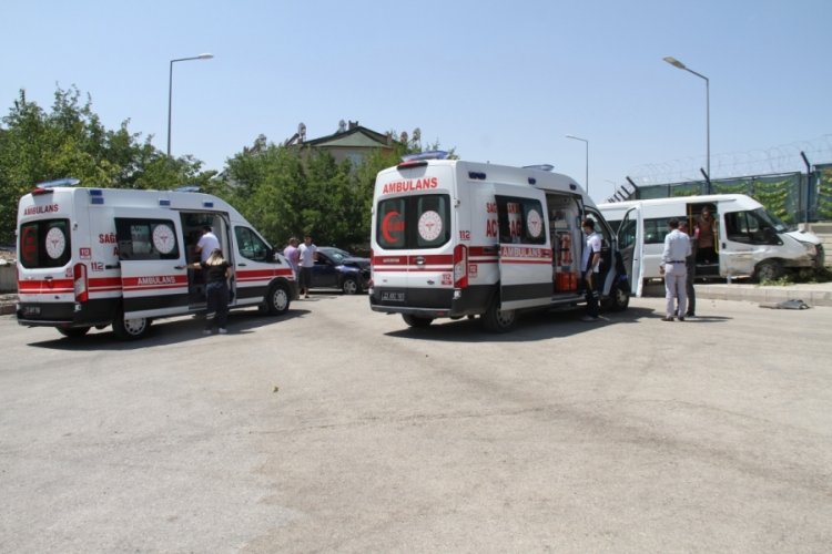 Elazığ'da &ouml;ğrenci servisi ile otomobil &ccedil;arpıştı: 5 kişi yaralandı