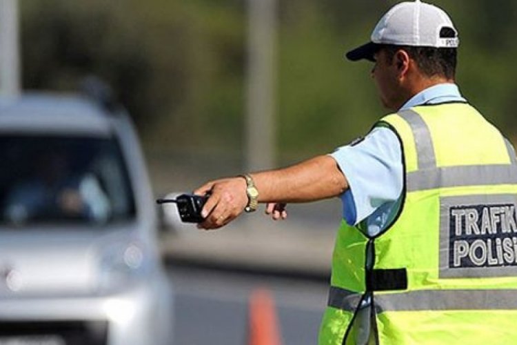 Polisin ş&uuml;phelendiği ara&ccedil;ta uyuşturucu ve y&uuml;kl&uuml; miktarda nakit para ele ge&ccedil;irildi