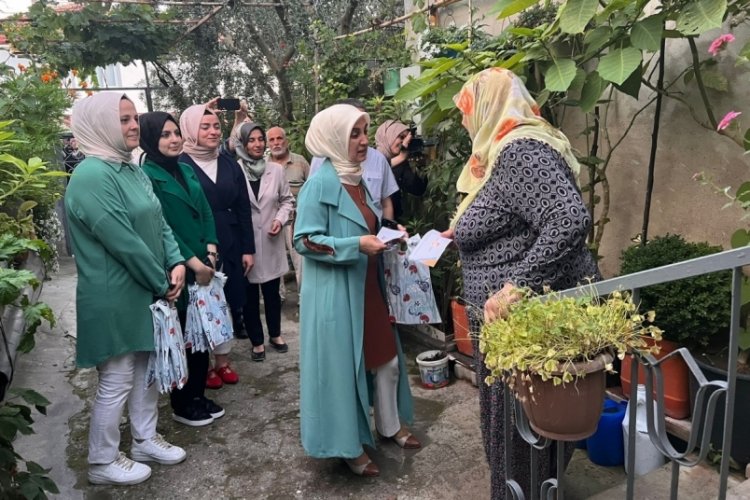 Bursa'da Ak Partili kadınlar Nil&uuml;fer'de bir g&uuml;nde 4 bin hane ziyareti yaptı