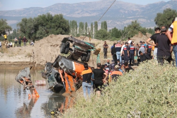 Konya'da g&ouml;lete d&uuml;şen iş makinesinin operat&ouml;r&uuml; &ouml;ld&uuml;
