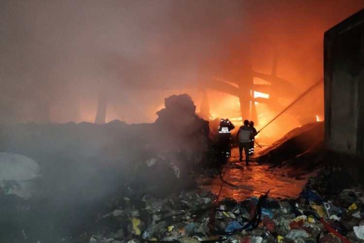 Geri d&ouml;n&uuml;ş&uuml;m fabrikasında yangın &ccedil;ıktı, iş&ccedil;iler seferber oldu
