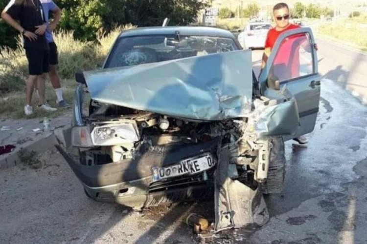 Ankara'da otomobil trakt&ouml;re &ccedil;arptı: 2 ağır yaralı
