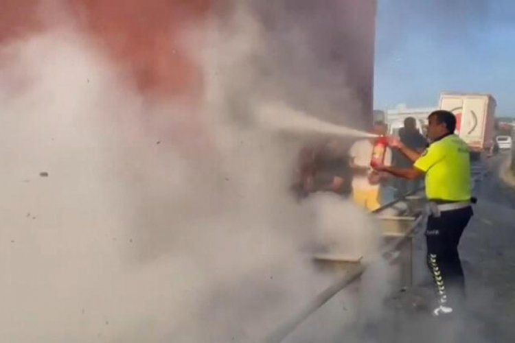 TEM Otoyolu'nda TIR dorsesi alev alev yandı