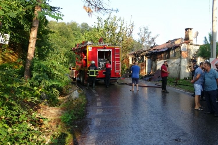 90 yaşındaki adam yangında zehirlenerek yaşamını yitirdi