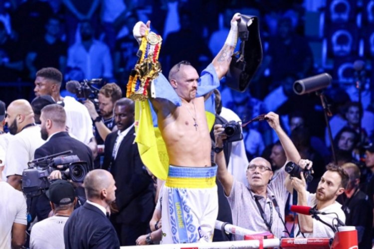 Oleksandr Usyk unvanlarını sahiplendi