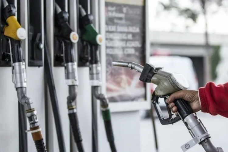 Benzine bu gece yarısından itibaren zam geliyor