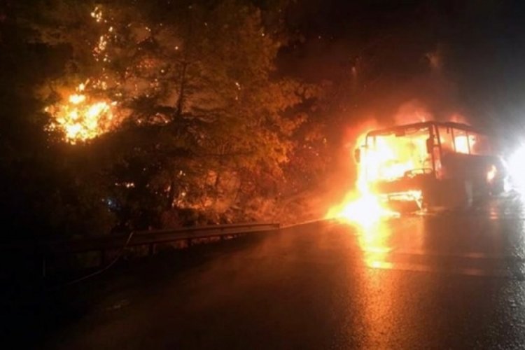 Muğla'da faciadan d&ouml;n&uuml;ld&uuml;: Yolcu otob&uuml;s&uuml; yandı