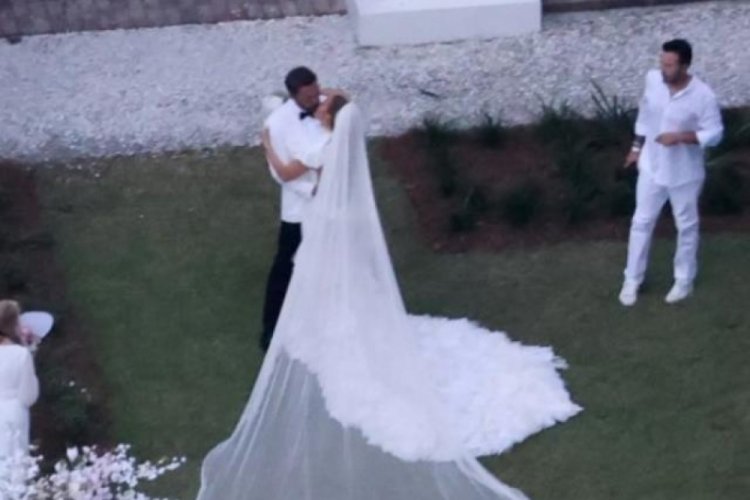 Jennifer Lopez ve Ben Affleck &ccedil;iftinin d&uuml;ğ&uuml;n&uuml;nden ilk kareler