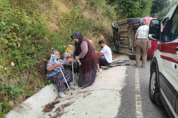Sakarya'da kontrolden &ccedil;ıkan otomobil yan yattı