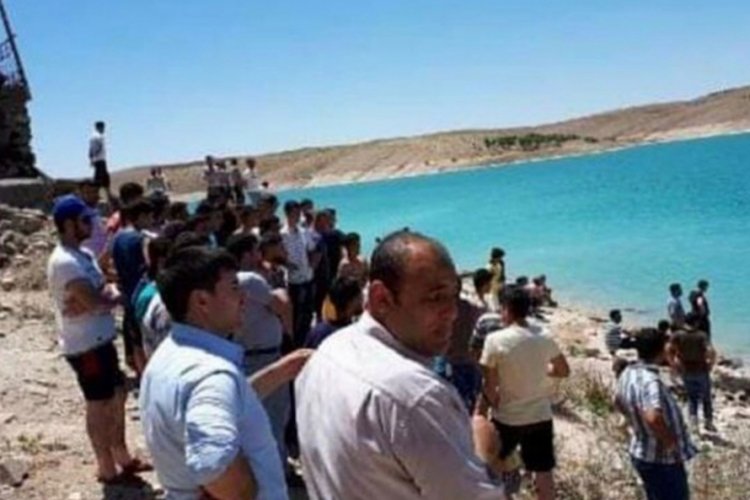 Hayatını kurtarmak amacıyla atladığı baraj g&ouml;l&uuml;nde kızıyla birlikte can verdi