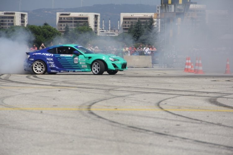 &Uuml;nl&uuml; drift&ccedil;iler Bursa Yunuseli Havaalanı'nda tozu dumana kattı