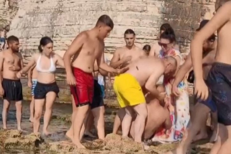 Kocaeli'de sahiller ringe d&ouml;nd&uuml;, yumruk ve tekmeli kavga kamerada