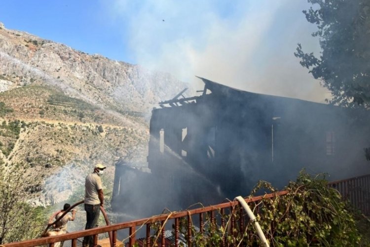 Erzincan Kemaliye'de 5 k&uuml;lt&uuml;rel varlık stat&uuml;s&uuml;ndeki tarihi evin yandığı yangın s&ouml;nd&uuml;r&uuml;ld&uuml;
