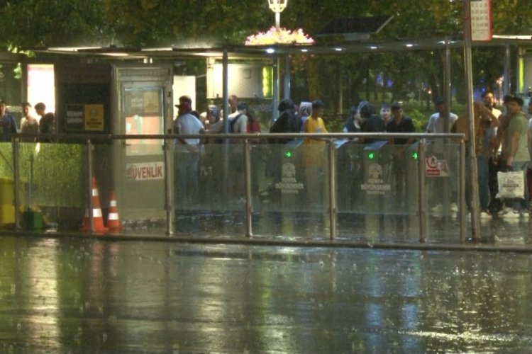 Konya'da kısa s&uuml;reli sağanak hayatı fel&ccedil; etti
