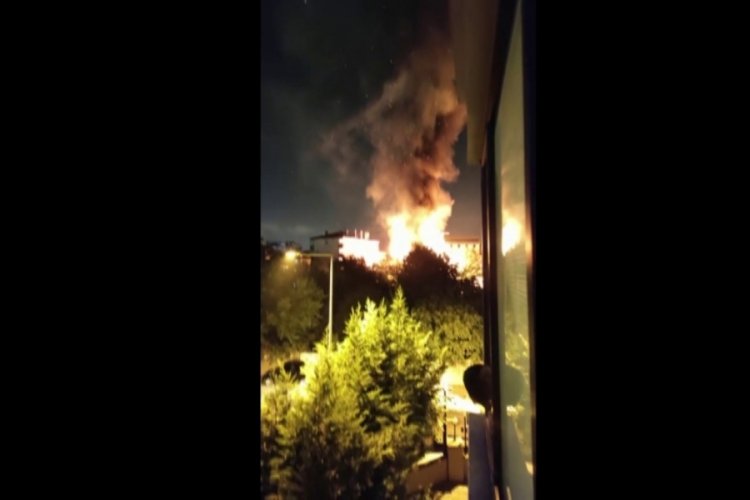 İstanbul'da tek katlı gecekondu alevlere teslim oldu