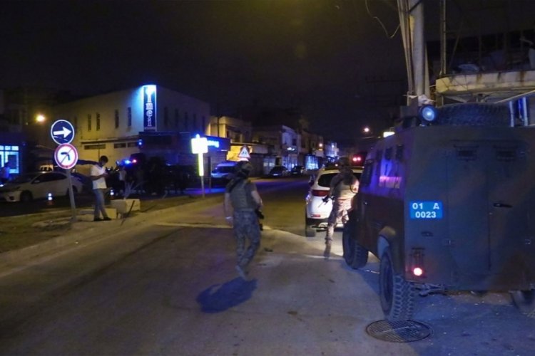Adana'da ş&uuml;pheliyi g&ouml;zaltına almak isteyen polis ekibine silahlı saldırı: 3 yaralı