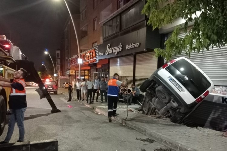 İstanbul'da hafif ticari ara&ccedil;, d&uuml;kkan ile kaldırım arasındaki boşluğa d&uuml;şt&uuml;