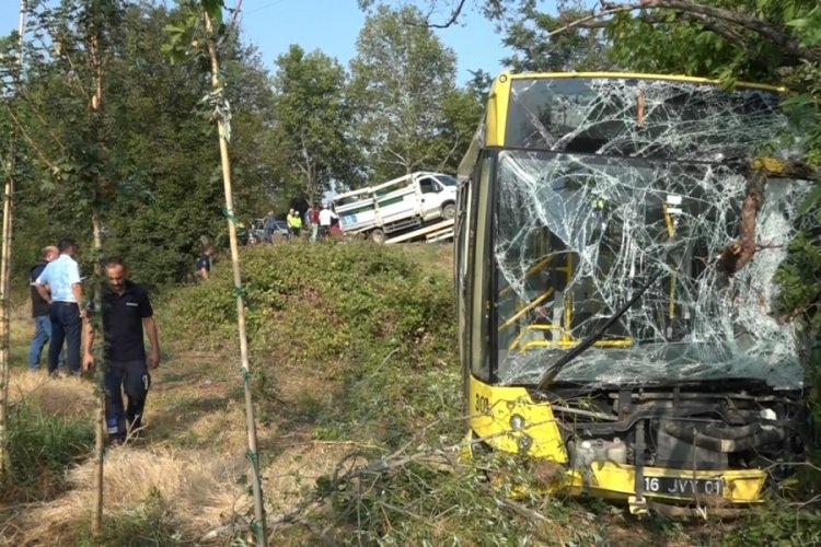 Bursa'da belediye otob&uuml;s&uuml;, arızalanan kamyonete &ccedil;arptı: 23 yaralı