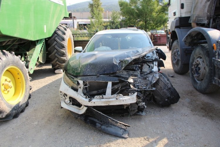 Amasya'da tarım iş&ccedil;ilerini taşıyan minib&uuml;sle otomobil &ccedil;arpıştı: Yaralılar var