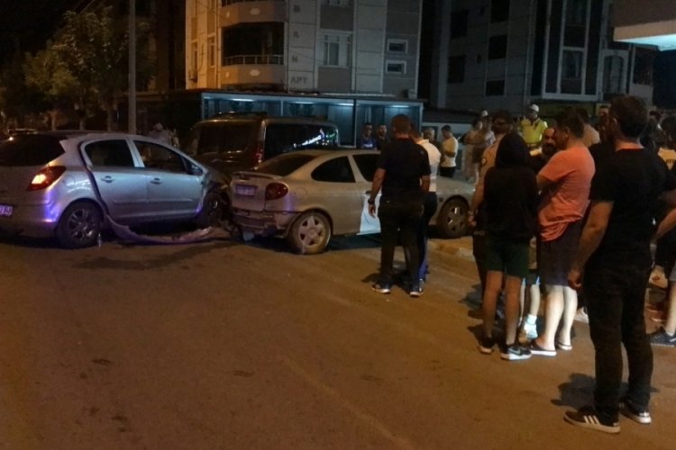 Edirne'de alkoll&uuml; s&uuml;r&uuml;c&uuml; park halindeki ara&ccedil;lara &ccedil;arptı