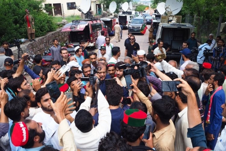 Pakistan'da İmran Han'ın destek&ccedil;ileri, protesto d&uuml;zenledi