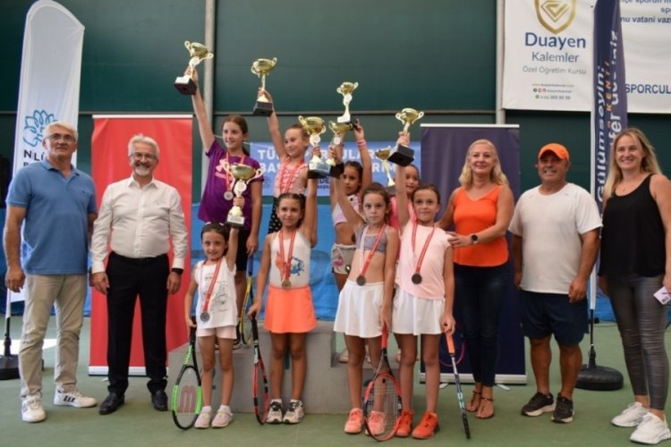 Bursa'da Nil&uuml;fer'de &ccedil;ocuklar tenis heyecanı yaşadı
