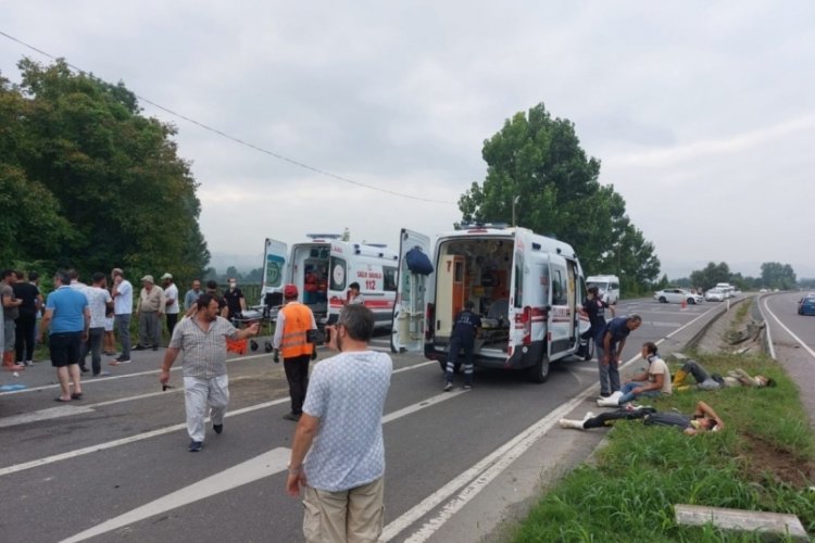 Sakarya'da kontrolden &ccedil;ıkan iş&ccedil;i minib&uuml;s&uuml; devrildi