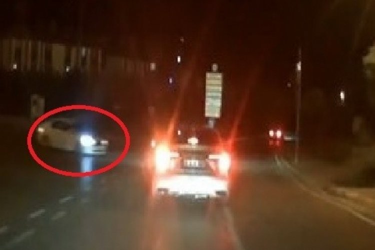 Kocaeli'de seyir halindeki ara&ccedil; bariyerlere &ccedil;arptı