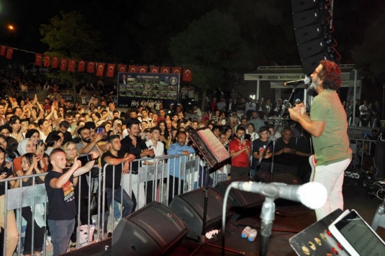 Bursa'da Harmancık Festivali'nde, Fettah Can ile Nur Ert&uuml;rk sahne aldı