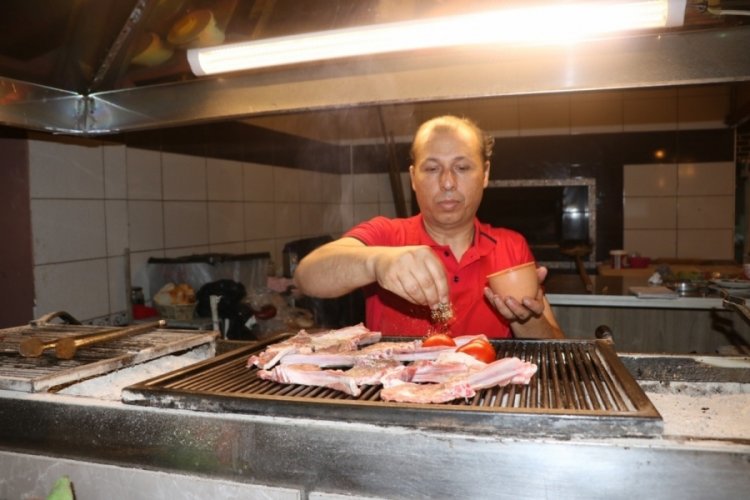 Afyonkarahisar'da aş&ccedil;ının ekmek teknesini &ccedil;aldılar