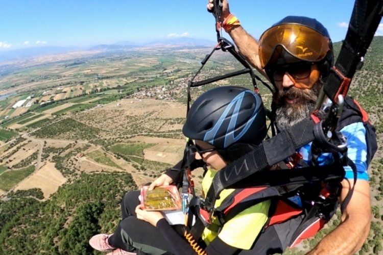 Tokat'ta yama&ccedil; paraş&uuml;t&uuml; yapan iki kişi havada yaprak sarması yedi