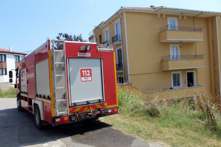 Sinop'ta binaların arasında &ccedil;ıkan ot yangını paniğe neden oldu
