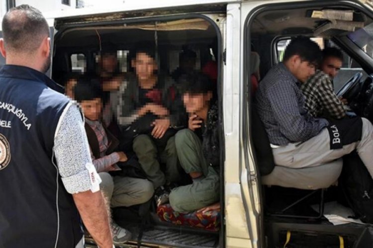 Polisten ka&ccedil;tan g&ouml;&ccedil;menler 10 kişilik minib&uuml;sten 20 kişi &ccedil;ıktılar