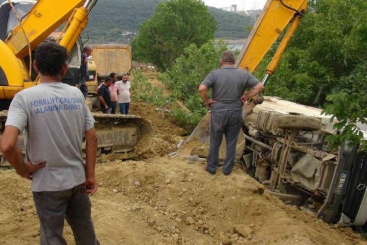 Kocaeli'de kamyon devrildi, s&uuml;r&uuml;c&uuml;s&uuml; aracın altında kaldı