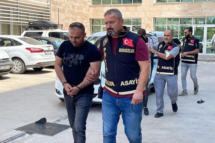 Antalya'da bir evden para ve ziynet eşyası &ccedil;alan 5 ş&uuml;pheli yakalandı