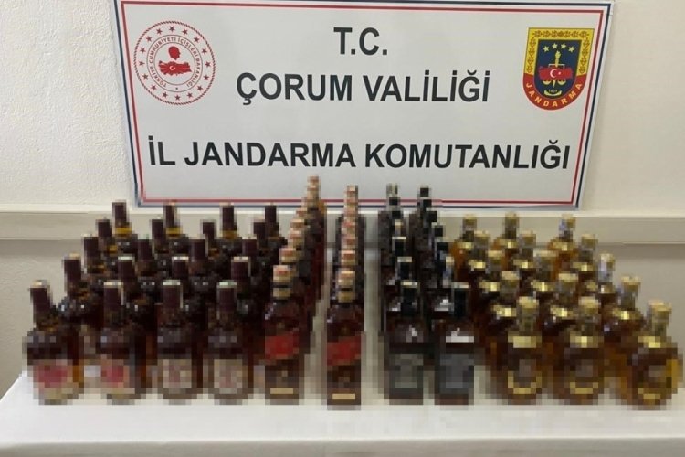 Polisler &Ccedil;orum'da ka&ccedil;ak i&ccedil;ki operasyonu yaptı