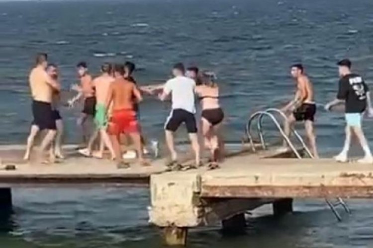 Bikinili kadının fotoğrafının &ccedil;ekildiği iddiası plajı karıştırdı