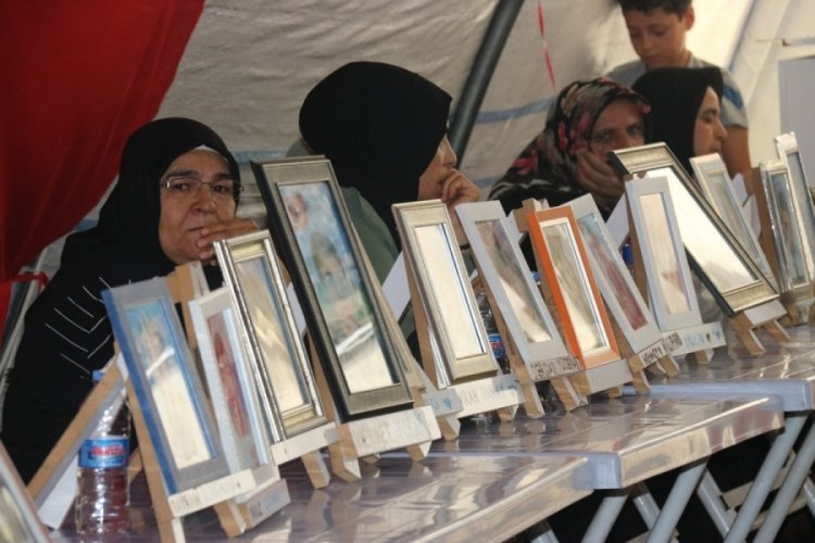 Diyarbakır'da aileler 1085 g&uuml;nd&uuml;r evlat n&ouml;beti tutuyorlar