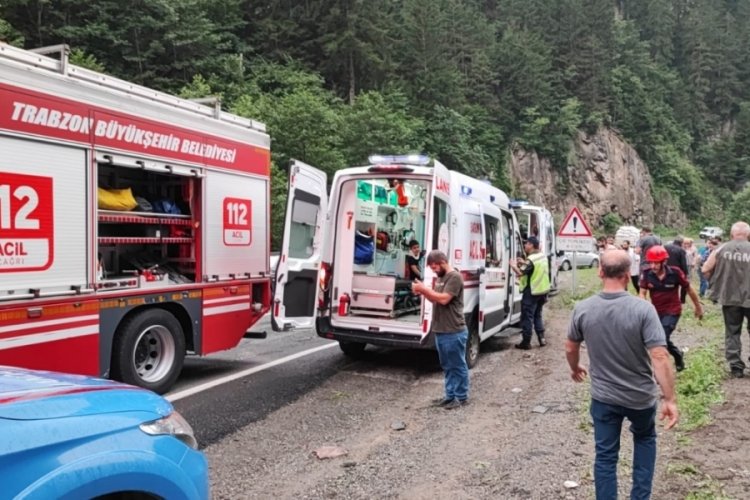 Trabzon'da ara&ccedil; dereye yuvarlandı: &Ccedil;ok sayıda yaralı var